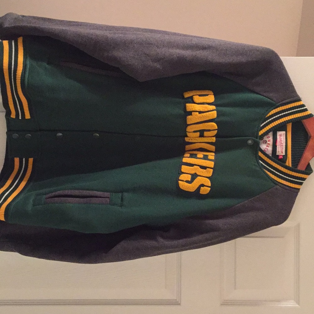 Grey + green Packers Mitchell & Ness men’s jacket